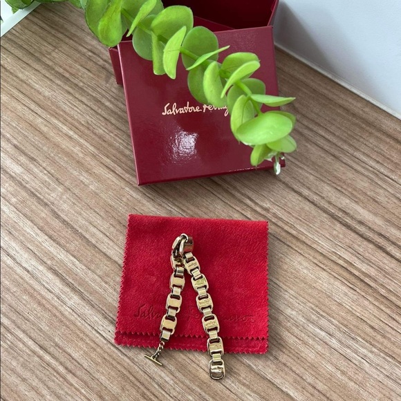 🌟FERRAGAMO🌟 SALVATORE FERRAGAMO BRACELET (GENUINE, SIGNED) VERY CUTE - Picture 13 of 13